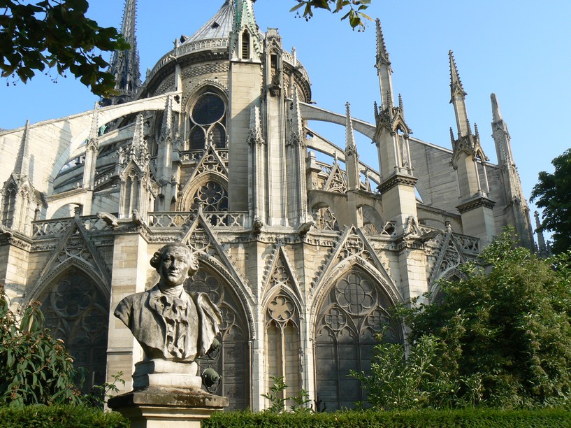 Notre Dame de Paris: Statue de Carlo Goldoni 107